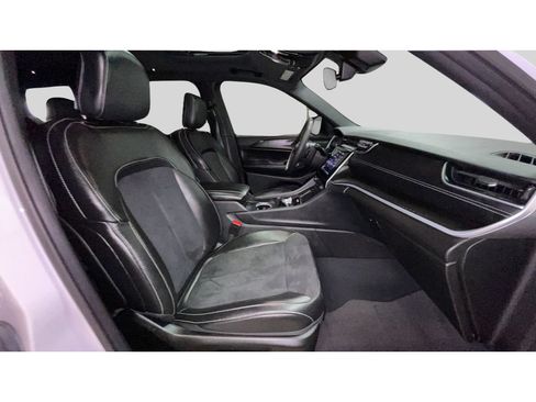 Used 2024 Jeep Grand Cherokee L Altitude AWD/4WD image 19