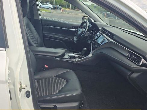 Used 2019 Toyota Camry SE FWD image 4