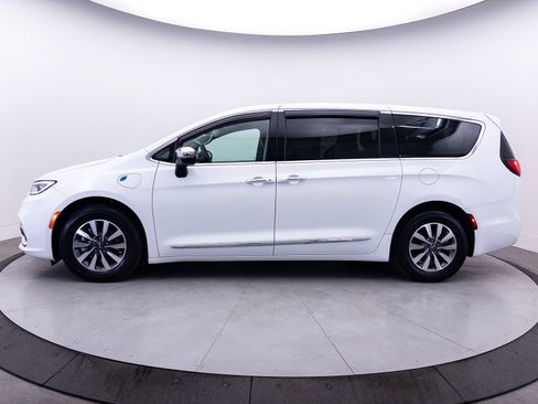 Used 2023 Chrysler Pacifica Limited w/ Uconnect Theater Family Group FWD image 47