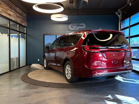 Used 2023 Chrysler Pacifica Touring-L FWD image 5