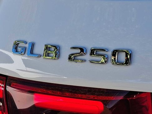 Used 2025 Mercedes-Benz GLB 250 4MATIC image 29