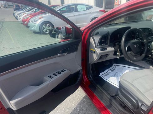 Used 2017 Hyundai Elantra SE image 10