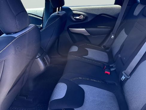 Used 2018 Jeep Cherokee Latitude w/ Cold Weather Group AWD/4WD image 10