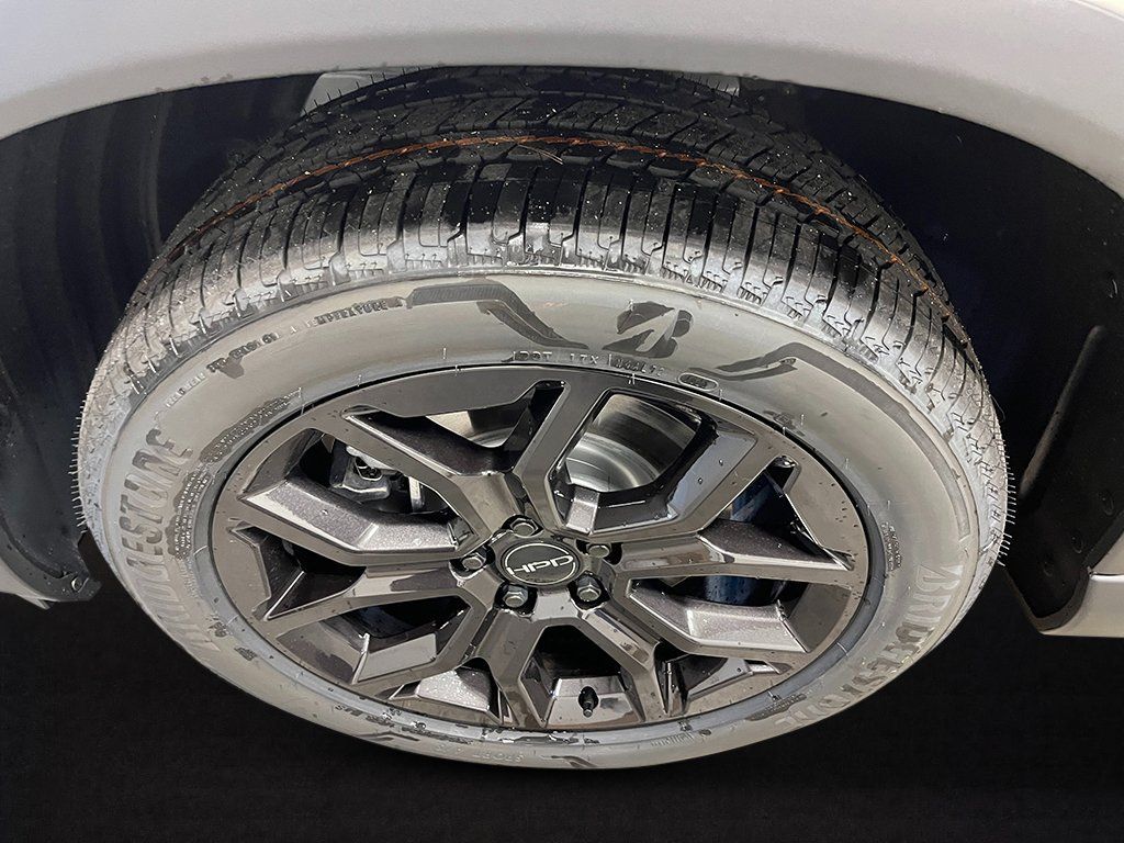 Used 2025 Honda Pilot Touring image 11