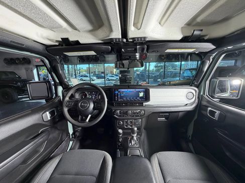 Used 2024 Jeep Wrangler Unlimited image 17