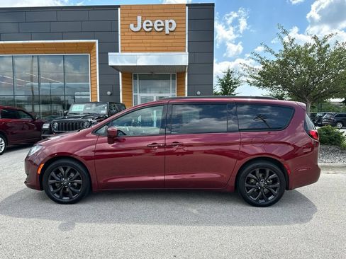 Used 2019 Chrysler Pacifica Touring-L FWD image 9