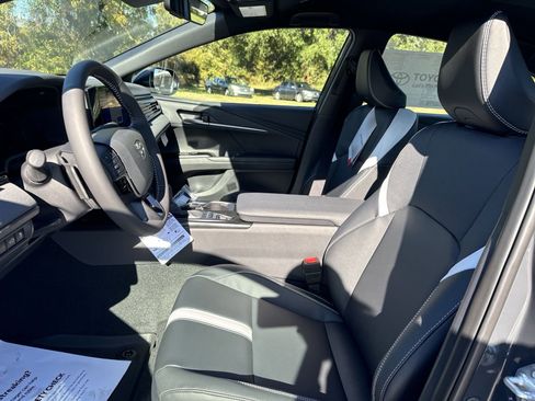 New 2025 Toyota Camry Hybrid FWD image 13