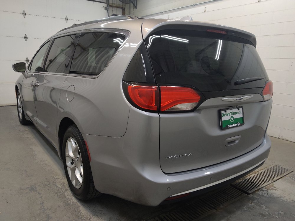 Used 2019 Chrysler Pacifica Touring Plus w/ Tire & Wheel Group FWD image 5