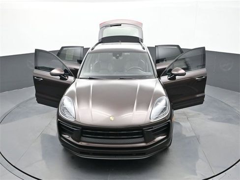 Certified 2022 Porsche Macan image 32