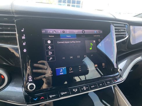 Used 2023 Jeep Wagoneer L 4WD w/ Premium Group I image 19