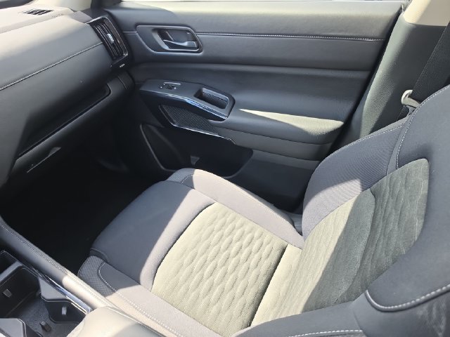 Used 2026 Nissan Pathfinder SV FWD image 16