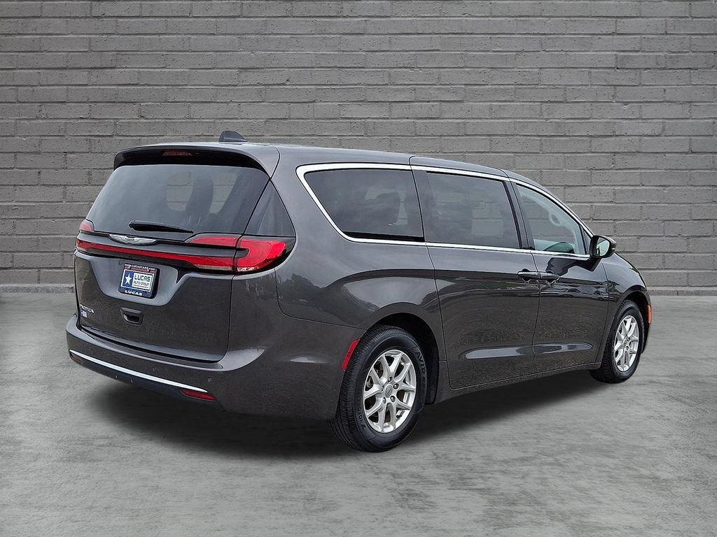Used 2023 Chrysler Pacifica Touring-L FWD image 12