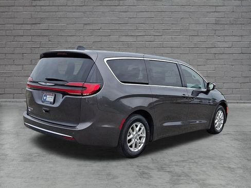 Used 2023 Chrysler Pacifica Touring-L FWD image 12
