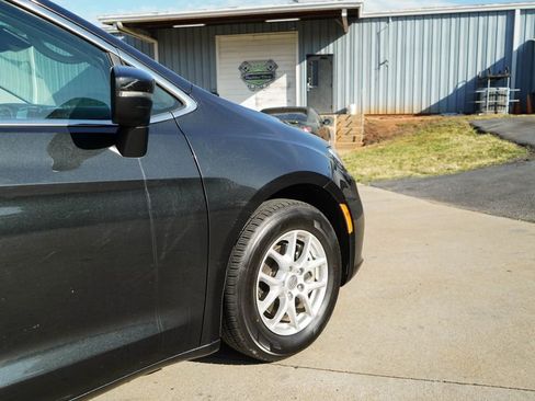 Used 2023 Chrysler Pacifica Touring-L image 17