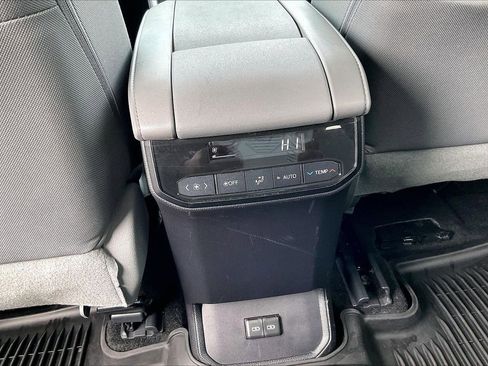 Used 2023 Toyota Highlander LE image 17