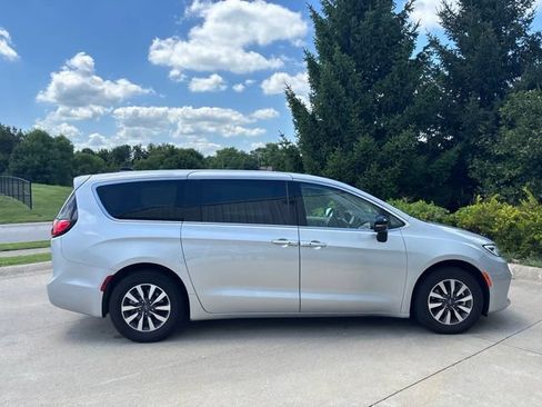 Used 2024 Chrysler Pacifica Limited FWD image 4