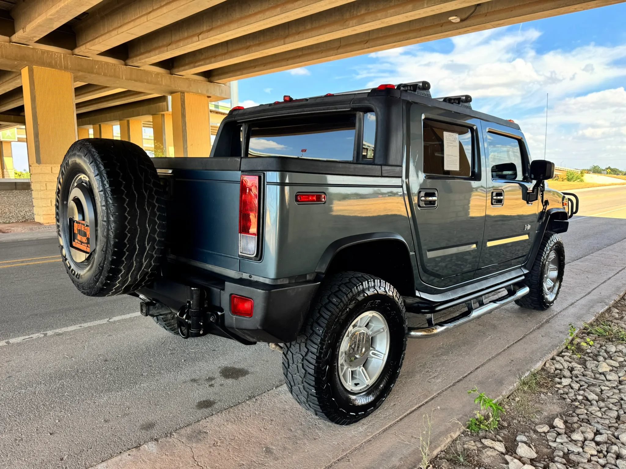 Used 2005 HUMMER H2 SUT w/ Preferred Equipment Group AWD/4WD image 3