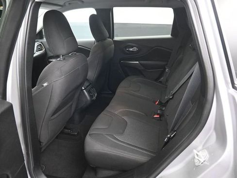 Used 2019 Jeep Cherokee Latitude w/ Popular Appearance Group AWD/4WD image 10