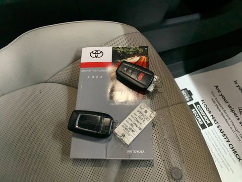 Used 2024 Toyota Grand Highlander Limited image 8