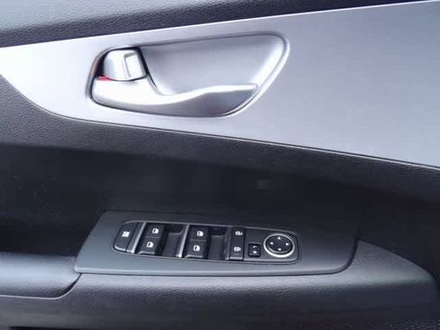 Used 2023 Kia Forte LXS image 9