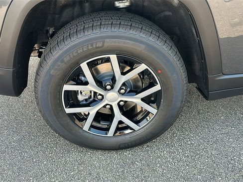 New 2025 Jeep Grand Cherokee Limited w/ Trailer Tow Package image 9