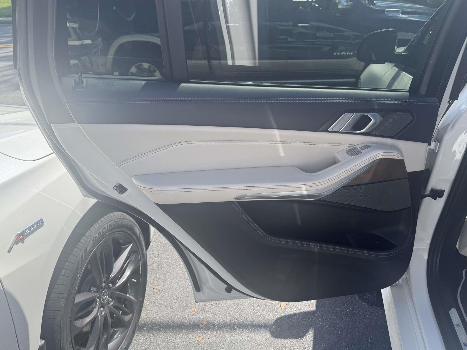 Used 2020 BMW X7 M50i AWD/4WD image 11