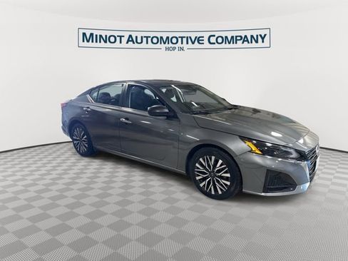 Used 2024 Nissan Altima 2.5 SV FWD image 2