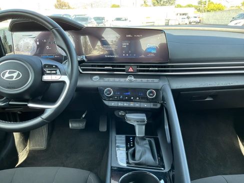 Used 2025 Hyundai Elantra SEL FWD image 15