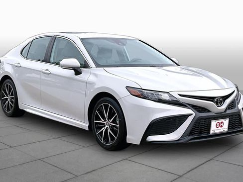 Used 2022 Toyota Camry SE FWD image 3
