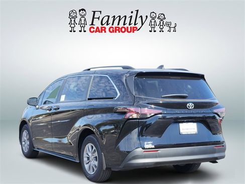 New 2026 Toyota Sienna LE image 3