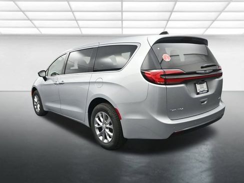 New 2026 Chrysler Pacifica Select image 6