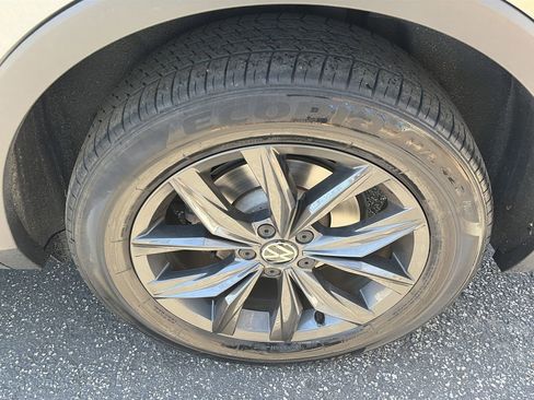 Used 2024 Volkswagen Tiguan SE image 9