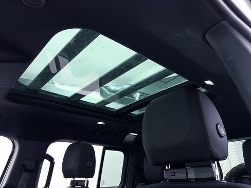 Used 2023 Land Rover Defender 110 X-Dynamic SE image 6