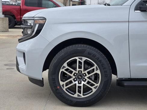 New 2026 Ford Expedition Active image 9
