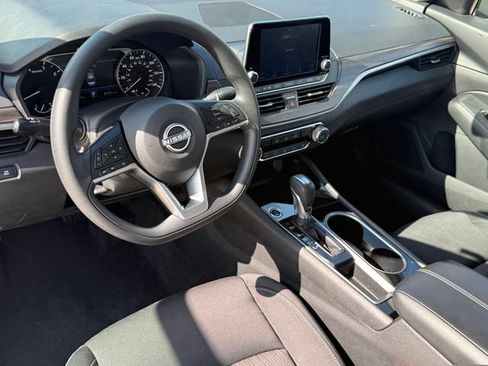 Used 2024 Nissan Altima 2.5 SV FWD image 9
