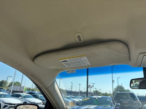 Used 2018 Ford Taurus SE FWD image 40