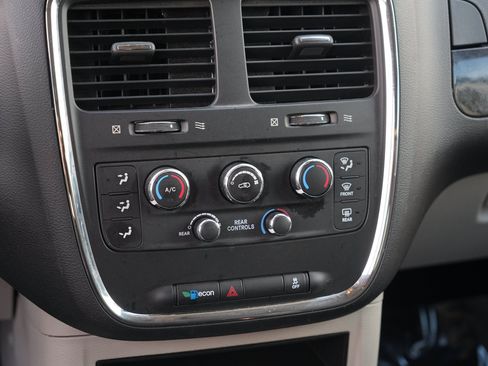 Used 2018 Dodge Grand Caravan SE w/ UConnect Hands-Free Group FWD image 23