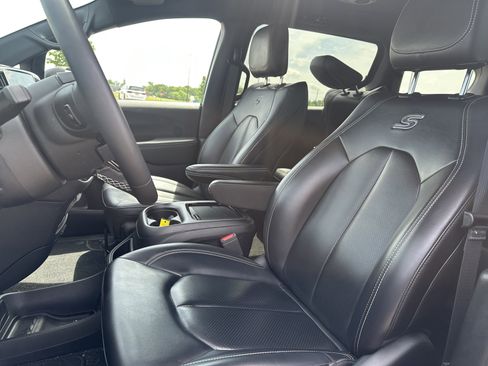 Used 2023 Chrysler Pacifica Touring-L w/ S Appearance Package FWD image 6
