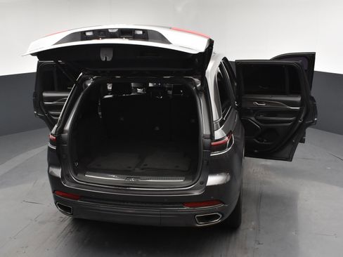 Used 2022 Jeep Grand Cherokee Overland w/ Luxury Tech Group IV AWD/4WD image 23