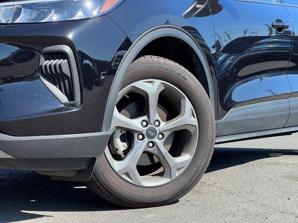 Used 2025 Ford Escape ST-Line FWD image 2