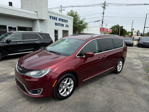 Used 2018 Chrysler Pacifica Touring-L Plus w/ Tire & Wheel Group FWD image 2