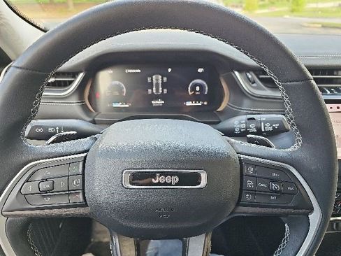 Used 2023 Jeep Grand Cherokee Limited w/ Black Appearance Package AWD/4WD image 21