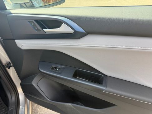Used 2024 Volkswagen Taos SE AWD/4WD image 16