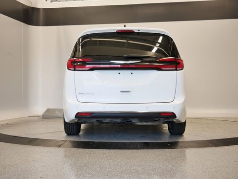 Used 2024 Chrysler Pacifica Touring-L image 44