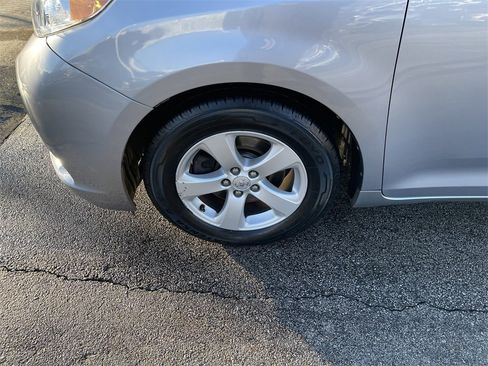 Used 2011 Toyota Sienna image 9