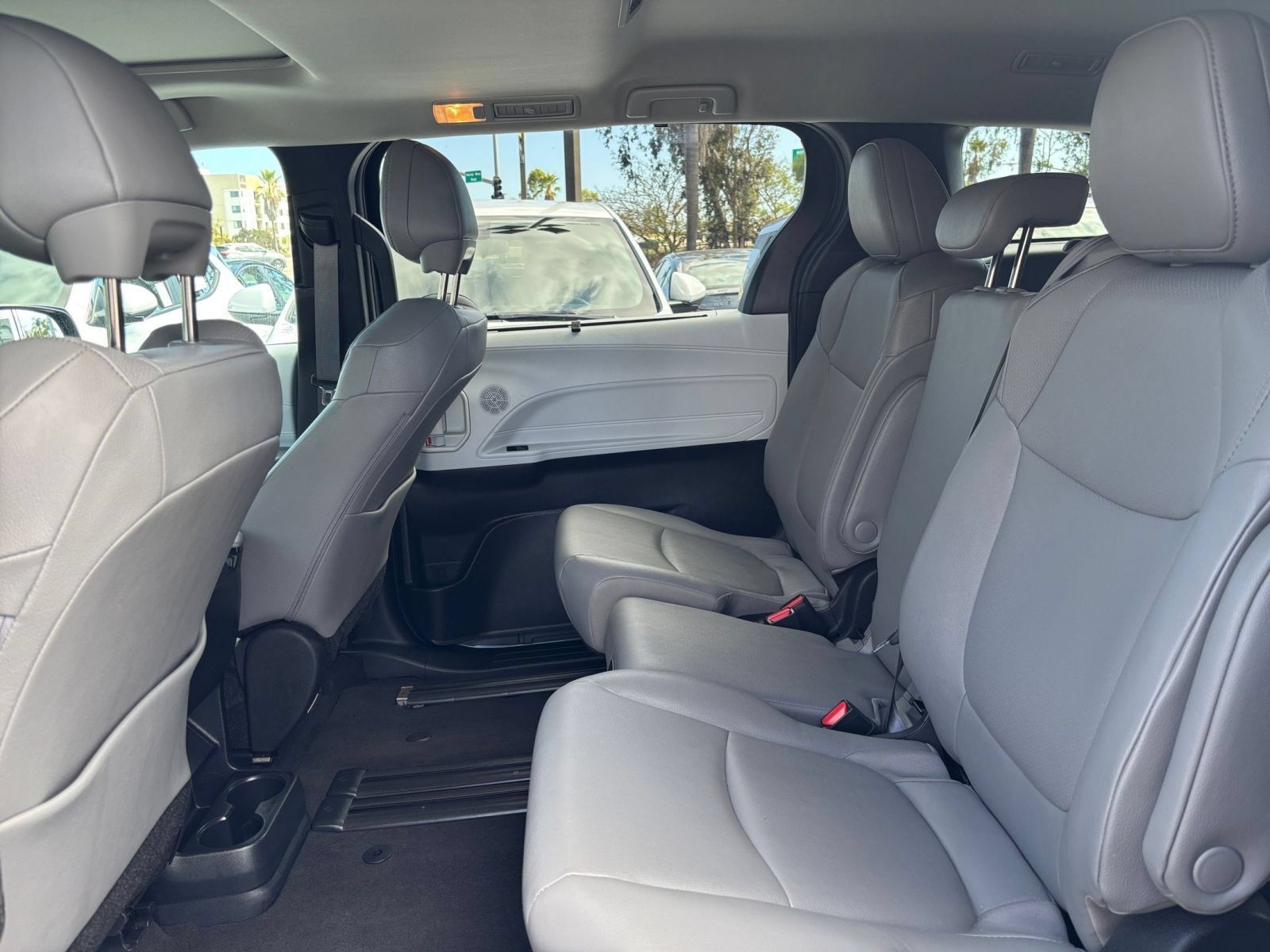 Used 2025 Toyota Sienna XLE FWD image 26