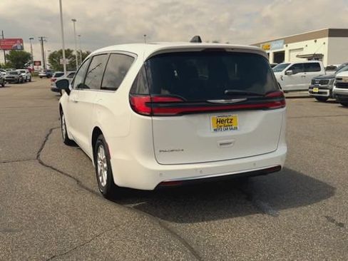 Used 2024 Chrysler Pacifica Touring-L FWD image 7