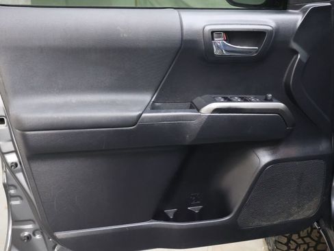 Used 2020 Toyota Tacoma TRD Off-Road w/ Technology Package image 15