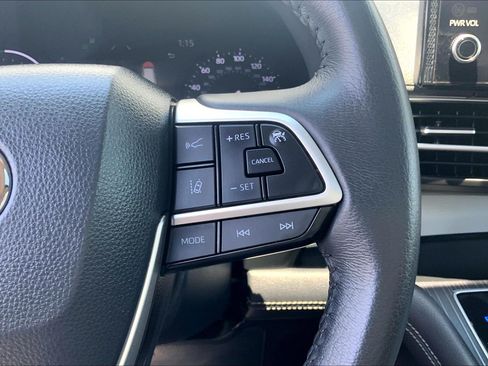 Used 2025 Toyota Sienna XLE FWD image 24