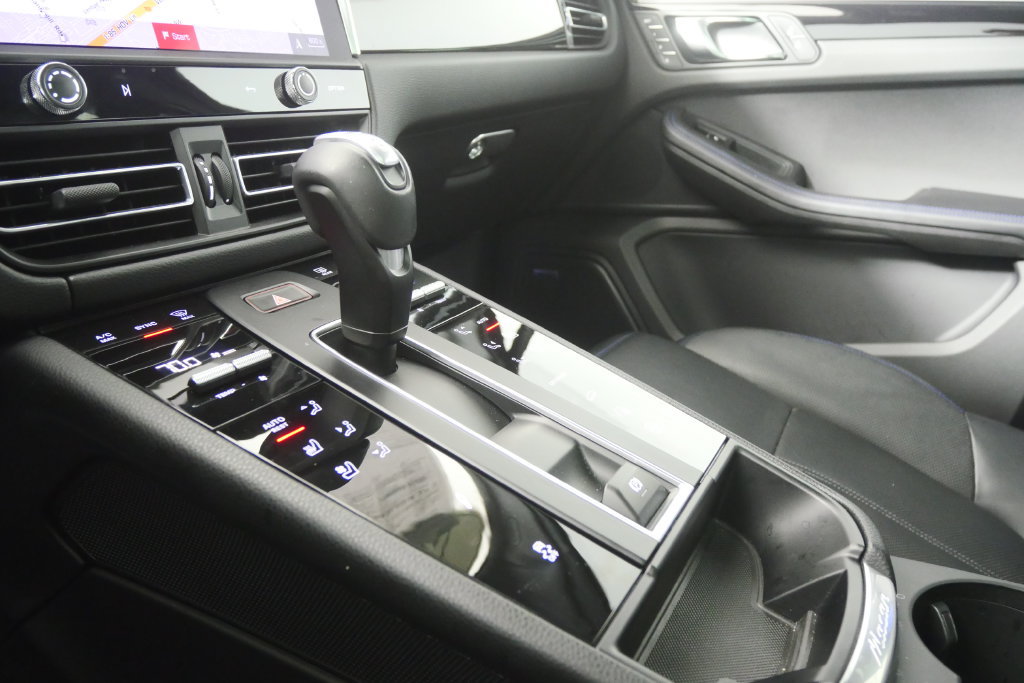 Used 2024 Porsche Macan AWD/4WD image 24